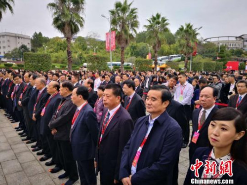 第十一屆海峽兩岸茶業(yè)博覽會(huì)11月15日——18日在福建武夷會(huì)山舉行。來(lái)自印度、斯里蘭卡、馬來(lái)西亞、日本、韓國(guó)等國(guó)家及港澳臺(tái)兩岸三地茶葉企業(yè)或代理商參展并與會(huì) 陳偉 攝