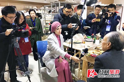 11月14日，來自8個國家的16名記者在長沙“銅官國際陶藝村”采訪非遺傳人。何超 攝