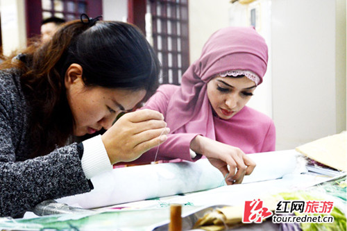 在湘繡研究所當起“繡娘”，體驗了一次湘繡。你可能覺得她有點面熟，因為在十九大召開期間，她出現(xiàn)在了湖南代表團媒體開放日上，收獲了一大票湖南“粉絲”。