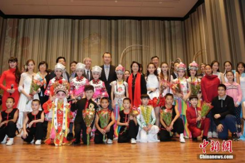 當(dāng)?shù)貢r間11月14日晚，“中華文化大樂園——優(yōu)秀才藝學(xué)生交流團(tuán)”文藝演出在美國費(fèi)城賓州大學(xué)Irvine大禮堂上演，當(dāng)?shù)厝A人華僑相聚一堂觀看演出。圖為代表團(tuán)團(tuán)長、中國國僑辦司長邵蜀望與中國駐紐約副總領(lǐng)事邱艦等與演職人員合影。<a target='_blank' >中新社</a>記者 廖攀 攝