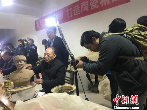 外媒采訪國(guó)家級(jí)非物質(zhì)文化遺產(chǎn)“長(zhǎng)沙銅官窯燒制技藝”傳承人譚異超?！「奠?攝