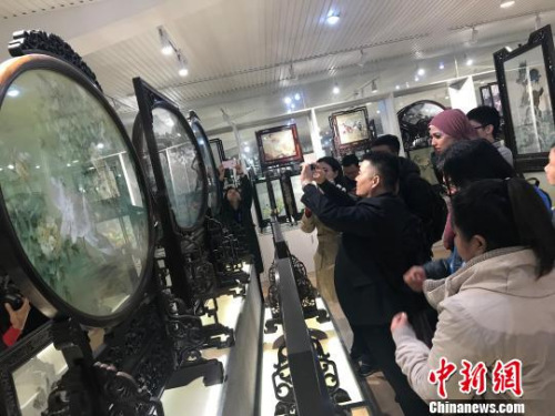 外媒聚焦湘繡?！「奠?攝