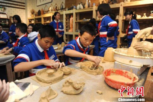 圖為學生們在認真體驗陶藝。