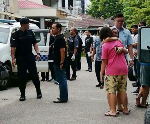 親友聞訊抵達(dá)現(xiàn)場后抱頭痛哭，場面哀傷。（馬來西亞《詩華日報(bào)》）