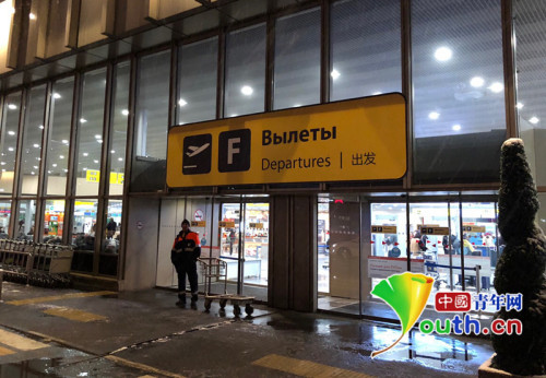 機場所有指示牌都添加了中文標識。中國青年網(wǎng)記者陳琛 攝