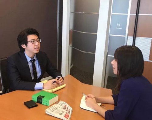 TMI律師事務(wù)所日本律師劉奔(左)接受采訪。(日本《東方新報》)