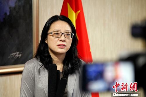 針對近期加拿大多倫多連續(xù)發(fā)生多起針對中國留學生的以虛擬綁架進行電信詐騙的案件，當?shù)貢r間11月15日，中國駐多倫多總領館副總領事洪紅對記者表示，這一系列案件密集發(fā)生后，領館全力展開了領事保護工作。她再次提醒中國公民提高防范意識，警惕詐騙并掌握一些相應的防騙技巧。同時她表示，總領館會不斷總結經驗，進一步做好平安留學工作。 <a target='_blank' >中新社</a>記者 余瑞冬 攝