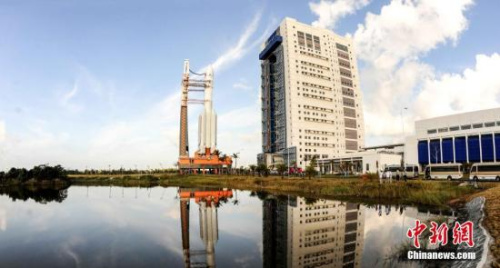 資料圖：長征五號運載火箭在中國文昌發(fā)射場垂直轉(zhuǎn)運至發(fā)射區(qū)。 孫浩 攝