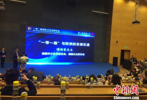 德國中小企業(yè)聯(lián)合會(huì)、德國企業(yè)家協(xié)會(huì)負(fù)責(zé)人博斯曼進(jìn)行專題演講 梁婷 攝