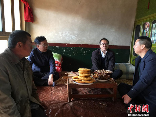 國(guó)務(wù)院僑辦副主任郭軍（右二）一行在定點(diǎn)幫扶點(diǎn)甘肅積石山縣入村進(jìn)戶調(diào)研扶貧工作。 <a target='_blank' >中新社</a>記者 南如卓瑪 攝