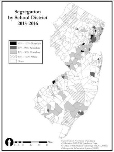 2015學(xué)年學(xué)生族裔分布圖。黑色為白人學(xué)生占1％以下，深灰色為一成以下，淺灰色為五成以下，斜線區(qū)域?yàn)榘兹藢W(xué)生超過九成，白色為其余情形。