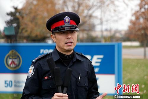 當?shù)貢r間11月15日，多倫多警隊華人社區(qū)聯(lián)絡警官楊乾良接受記者采訪時提醒廣大中國留學生，不要輕易把隱私信息和錢財提供給他人，要與國內(nèi)的父母保持良好溝通。如果接到可疑電話，可先向同學、老師和家人反映，或向警方咨詢，大家共同努力就能杜絕騙局發(fā)生。<a target='_blank' >中新社</a>記者 余瑞冬 攝