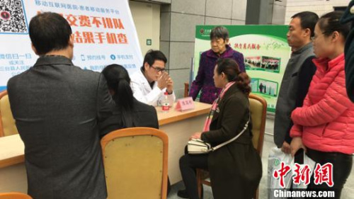 義診現(xiàn)場。　楊勇　攝