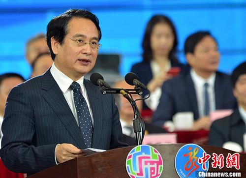 11月17日， 國(guó)務(wù)院僑辦副主任譚天星在世廣會(huì)開幕式上致辭。當(dāng)天，第三屆世界廣府人懇親大會(huì)（下稱“世廣會(huì)”）暨2017中國(guó)僑都（江門）華人嘉年華在廣東江門市開幕，來自70多個(gè)國(guó)家和地區(qū)的2300多名華僑華人代表歡聚一堂共敘鄉(xiāng)誼。 <a target='_blank' >中新社</a>記者 梁永強(qiáng) 攝