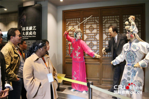 外交官參觀梅蘭芳紀(jì)念館。攝影：金近