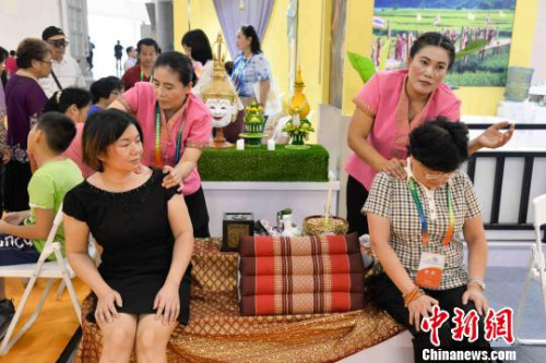 圖為泰國(guó)展商刮起“按摩風(fēng)”?！『閳?jiān)鵬 攝