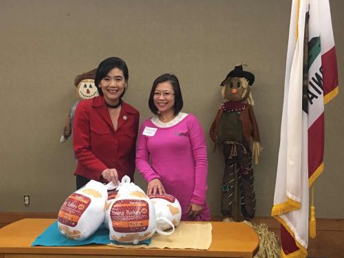 趙美心向圣蓋博華裔殘障青年家長(zhǎng)協(xié)會(huì)的代表分發(fā)火雞。（趙美心辦公室提供）