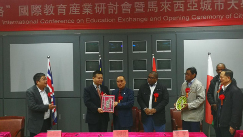 馬達加斯加議會對華友好領導小組秘書長高洪剛（左三）贈送紀念品