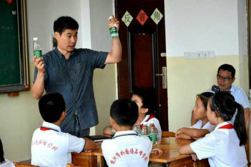 2017年9月，湖南株洲外國(guó)語(yǔ)石峰學(xué)校，江學(xué)勤給四年級(jí)的學(xué)生上課。（美國(guó)《紐約時(shí)報(bào)》網(wǎng)站）