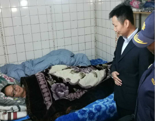 看望受傷僑胞。