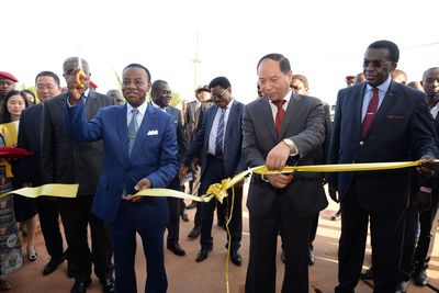 魏文華大使與恩東戈部長(zhǎng)共同為孔子學(xué)院大樓剪彩。