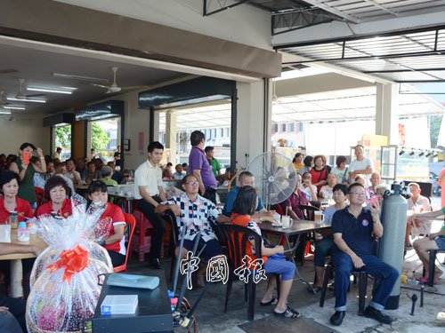 魏家祥與民眾進(jìn)行交流。(馬來西亞《中國報》)