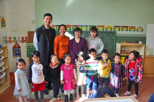 林總領(lǐng)事與華文學(xué)校學(xué)生合影。