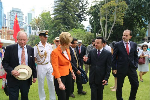 雷總領(lǐng)事向桑德森州督介紹中國(guó)美食文化。