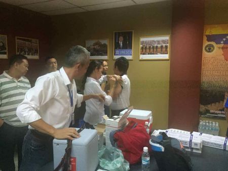 卡拉沃沃州衛(wèi)生廳醫(yī)務人員在華助中心為僑胞義務注射疫苗