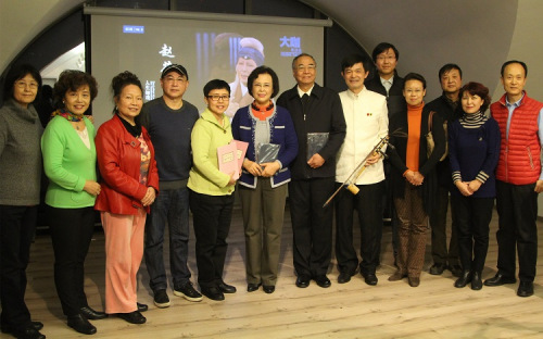 趙葆秀老師(左六)、趙書成老師(左七)在孫瑞英副總領(lǐng)事(左五)見證下，成為德華京劇苑藝術(shù)顧問。