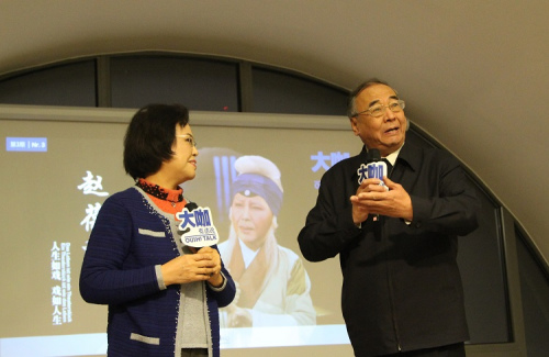 趙葆秀老師與愛人趙書成老師表演《軍民魚水情》。