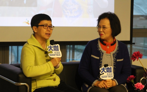 孫瑞英副總領(lǐng)事(左)與趙葆秀老師交流。(圖片來源：本文圖片均由歐洲時報記者張喬楠攝)