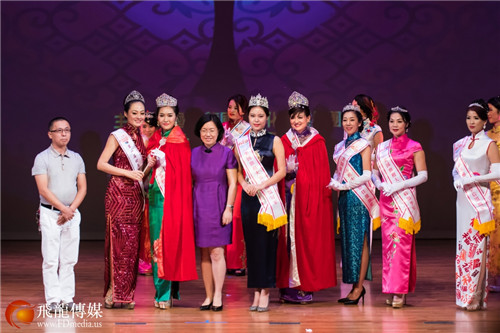 中國駐休斯敦總領館劉紅梅副總領事(左四)與好運地板批發(fā)公司董事長 Danny Pan(左一)為獲獎佳麗頒獎。(皇后組冠軍劉煒、季軍田園、亞軍謝玉芳、殿軍張小帆。格格組冠軍 趙亞楠、亞軍 利婭萁、季軍 盧姍、殿軍、馮梅)