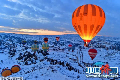 “相機(jī)攝”《激情升空》：土耳其的卡帕多奇亞，此地被稱為“月球地貌”，尤其在大雪中更顯示其瑰麗神秘的特色。