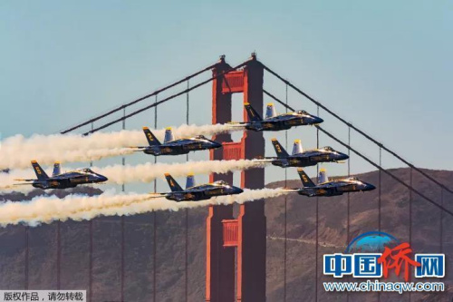 “相機(jī)攝”這是一年一度美國海軍飛行表演。六架F16表演飛機(jī)掠過金門大橋，用550mm的鏡頭，14000秒抓拍到這難得恰到好處的角度。