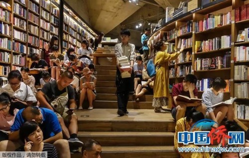 “相機攝”成都太古里方所書城。