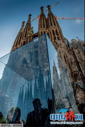 “相機(jī)攝”西班牙，人們?cè)谑ゼ易宕蠼烫玫哪Ｐ颓坝^望，對(duì)比著身后還在建造的偉大建筑，敬佩之情油然而生。