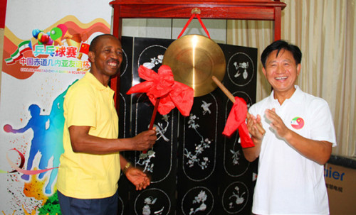 陳大使同米圖依共同為比賽鳴鑼。
