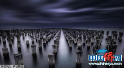 “相機(jī)攝”墨爾本王子港碼頭遺址，遺址留下的是1912年建成的舊碼頭的木樁。拍攝的早晨風(fēng)大，云也因此有了動(dòng)態(tài)的拍攝效果。