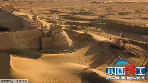 “相機(jī)攝”在內(nèi)蒙古額濟(jì)納旗用無人機(jī)航拍黑城遺址。