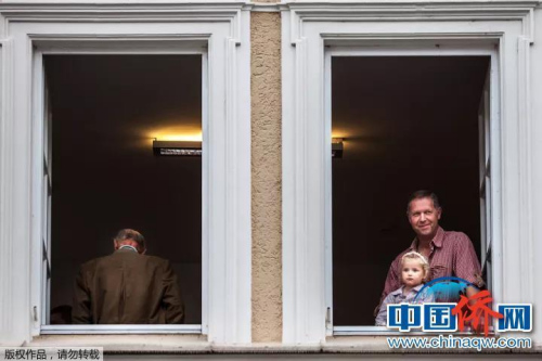 “手機(jī)攝”德國(guó)，StraubingStraubing啤酒節(jié)開(kāi)幕式的觀眾。