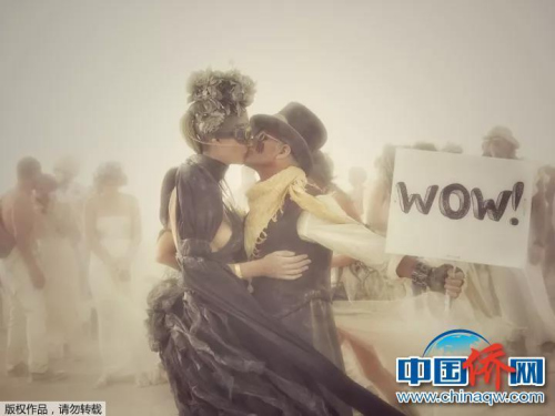 “手機(jī)攝”荒漠之中這對(duì)新人把結(jié)婚的地點(diǎn)選在了沙塵暴之中。風(fēng)暴來(lái)臨的時(shí)候，他們親吻在一起。