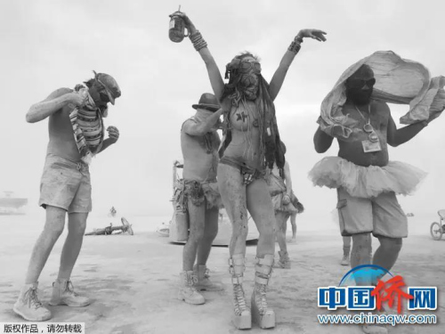 “手機(jī)攝”瘋狂沙漠party。