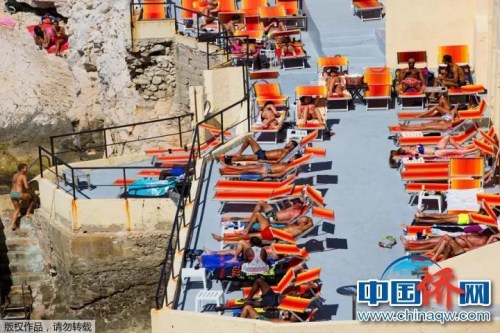 “相機(jī)攝”《日光浴》：法國(guó)馬賽日光浴。