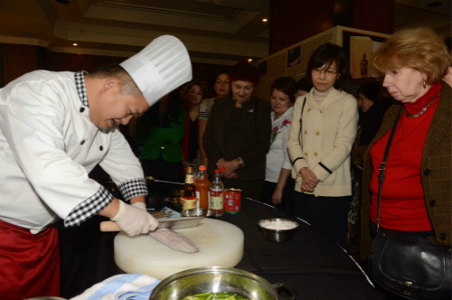 廚師現(xiàn)場(chǎng)展示制作“菊花魚”。