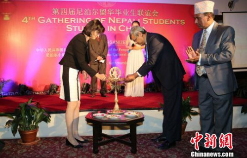 圖為尼泊爾教育部部秘雷格米與中國駐尼泊爾大使于紅為聯(lián)誼會點燈?！埑恳怼z