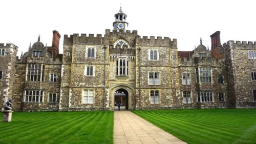 諾爾莊園是英國(guó)最大的古宅之一，里面專(zhuān)設(shè)一間奢華的“國(guó)王套間”（King's Room)，據(jù)稱(chēng)是為詹姆士二世（1685-1688）修建的。（BBC中文網(wǎng)）