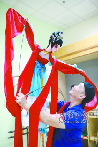 1/2國家一級演員、木偶劇大師崔克勤演示木偶長袖舞。