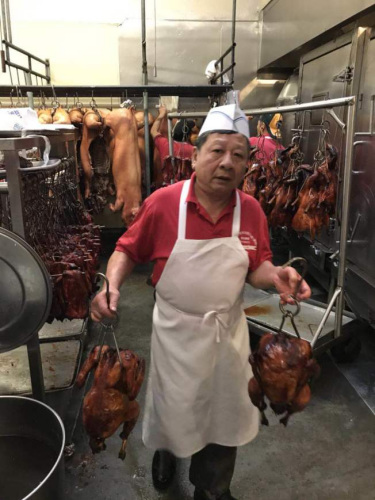 商家表示，今年感恩節(jié)慶來得早，一些華人家庭的感恩大餐近日已提前上桌。(美國《世界日?qǐng)?bào)》/楊青 攝)