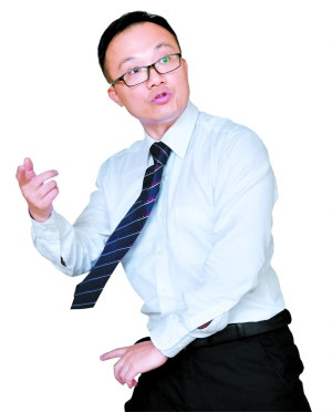 潘錦文一邊練拳一邊解釋和物理的關(guān)系。